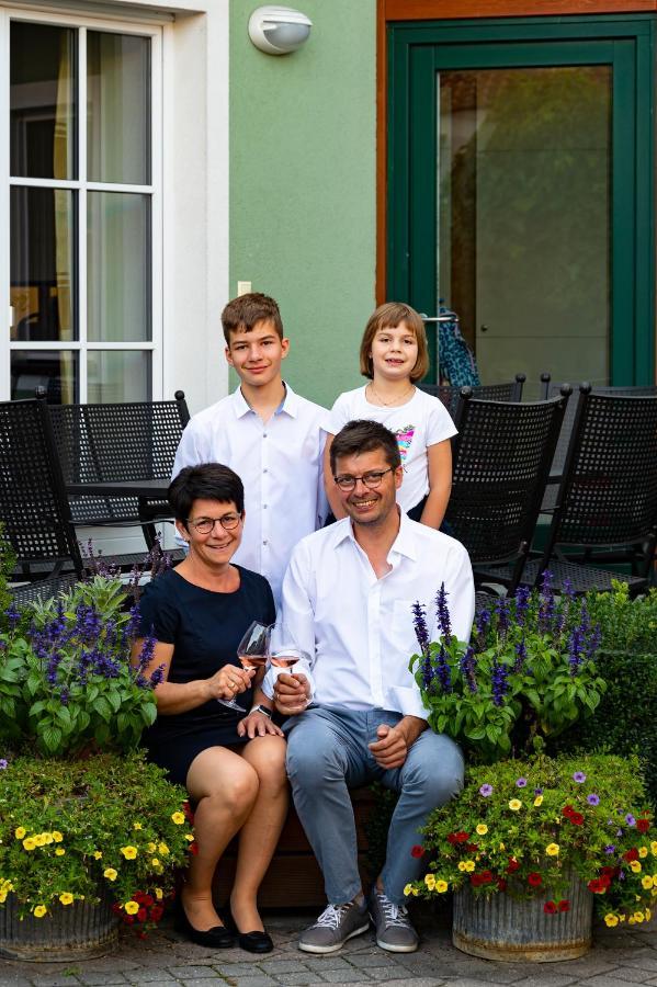 ホテル Weingut Familie Bauer Grossriedenthal エクステリア 写真